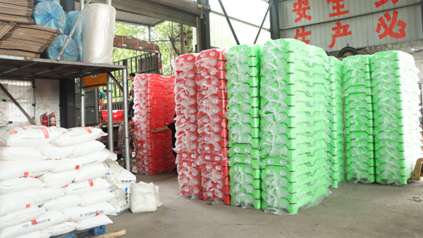 夏日炎炎訂單多 開(kāi)心玩具幼兒園塑料一體床 發(fā)貨不斷