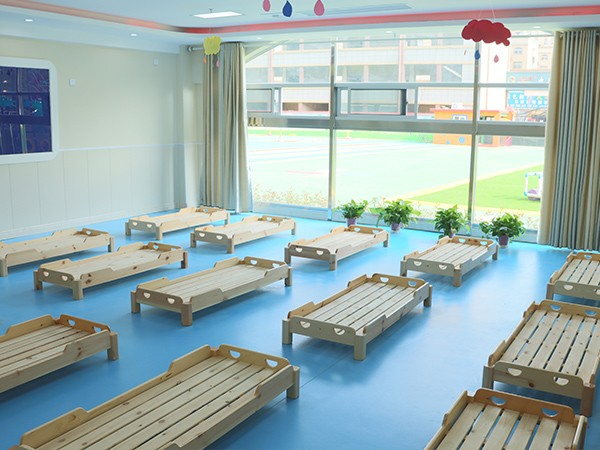 周口市新站鄉(xiāng)天齊幼兒園采購(gòu)開(kāi)心玩具木制一體床