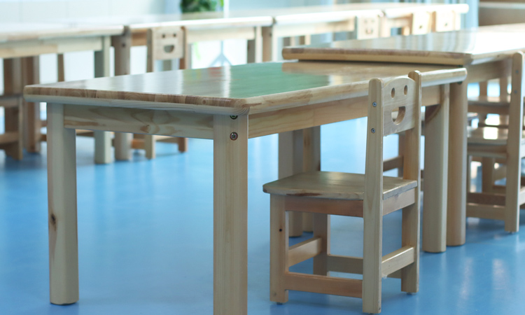 幼兒園實(shí)木桌椅