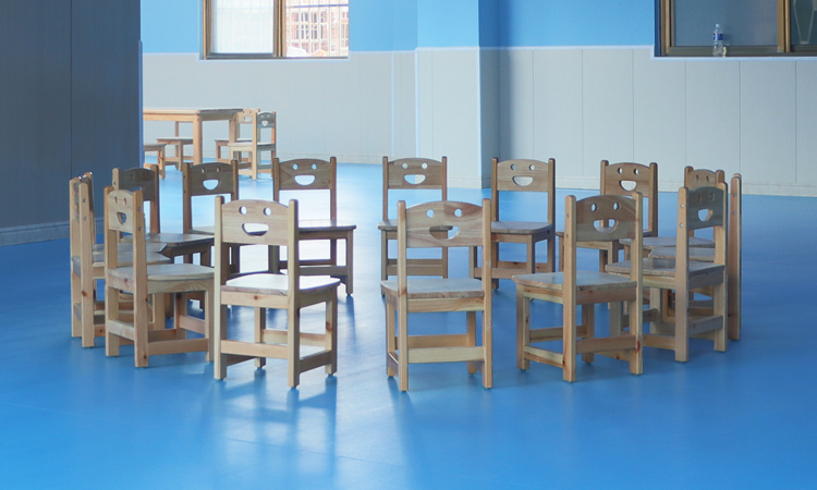 幼兒園實(shí)木桌椅