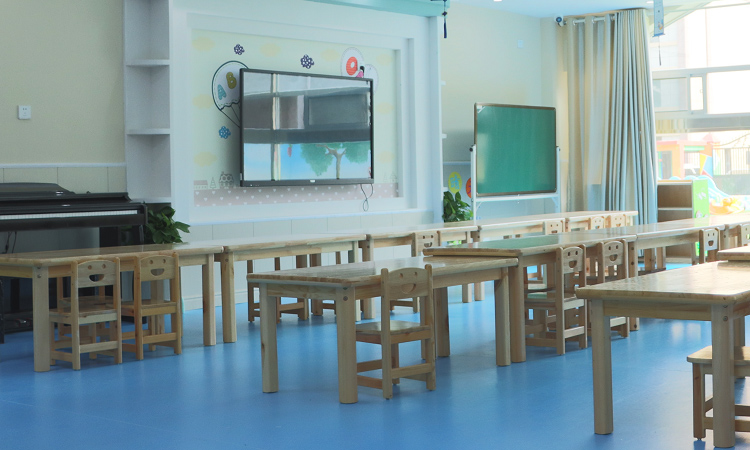 幼兒園實(shí)木桌椅