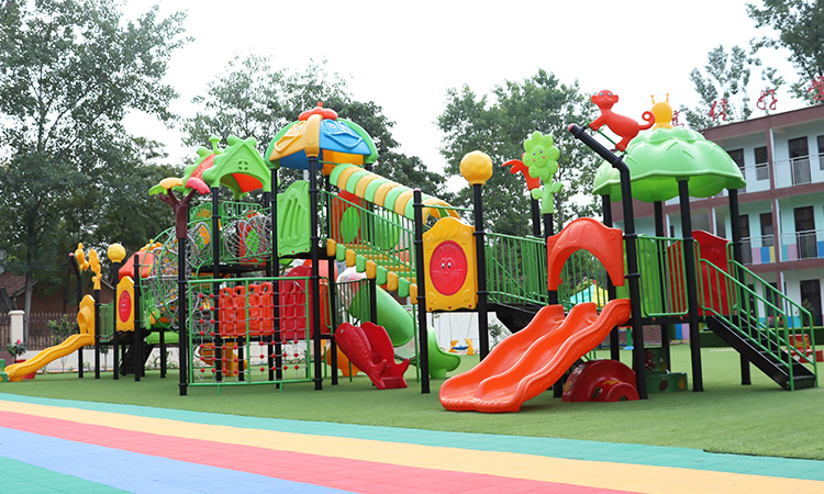 幼兒園滑梯