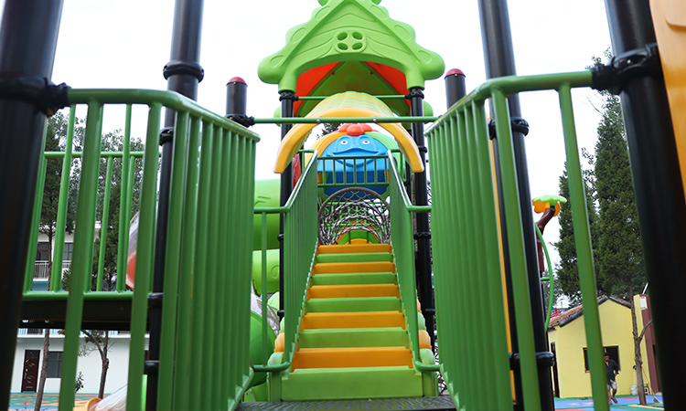 幼兒園滑梯