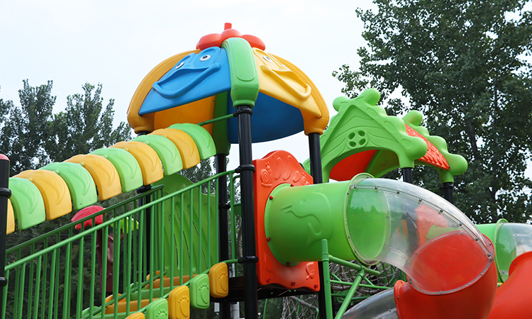 幼兒園滑梯