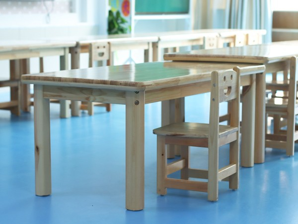 幼兒園實(shí)木桌椅